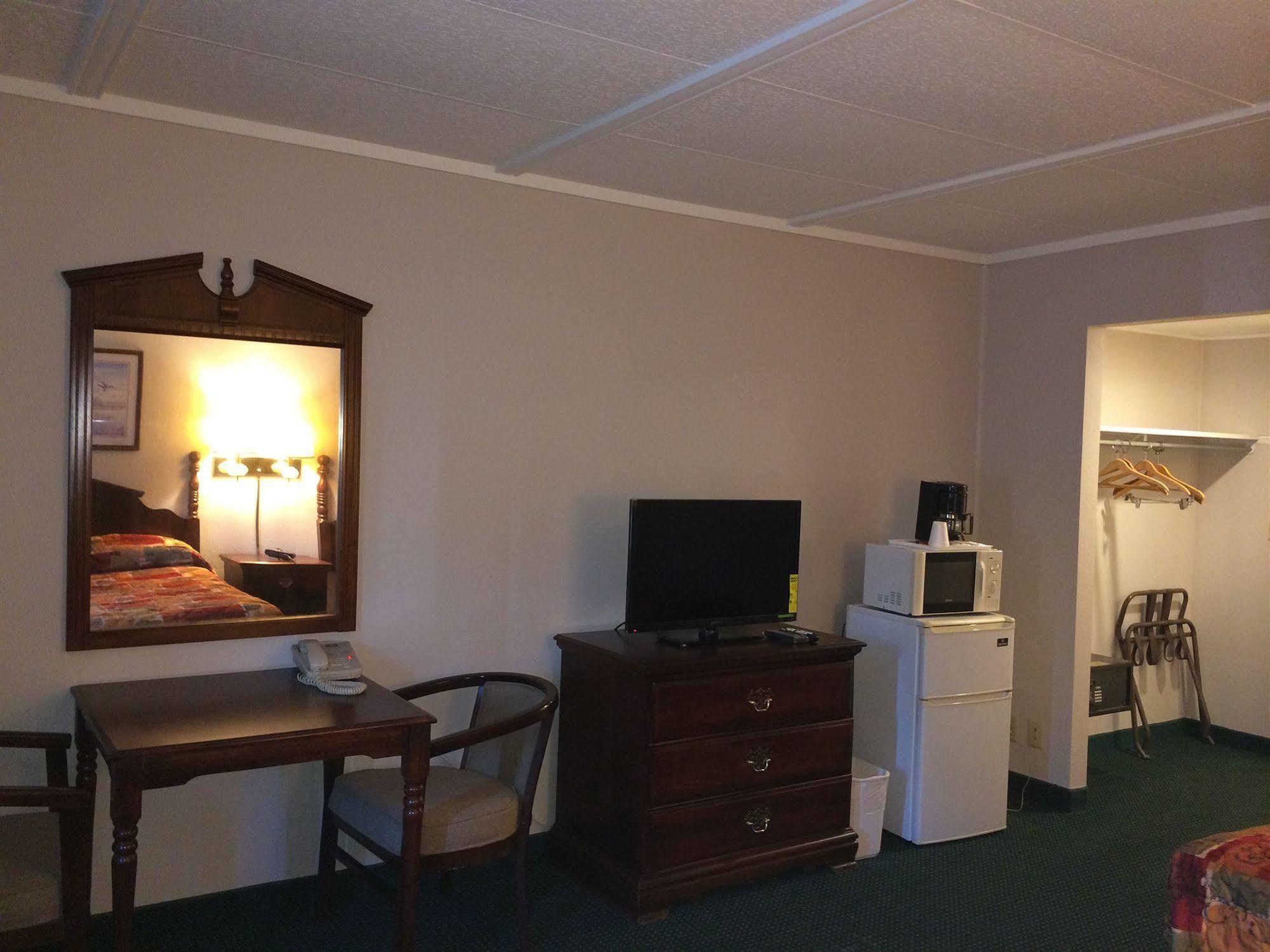Rapids Inn & Suites Wisconsin Rapids Exterior foto
